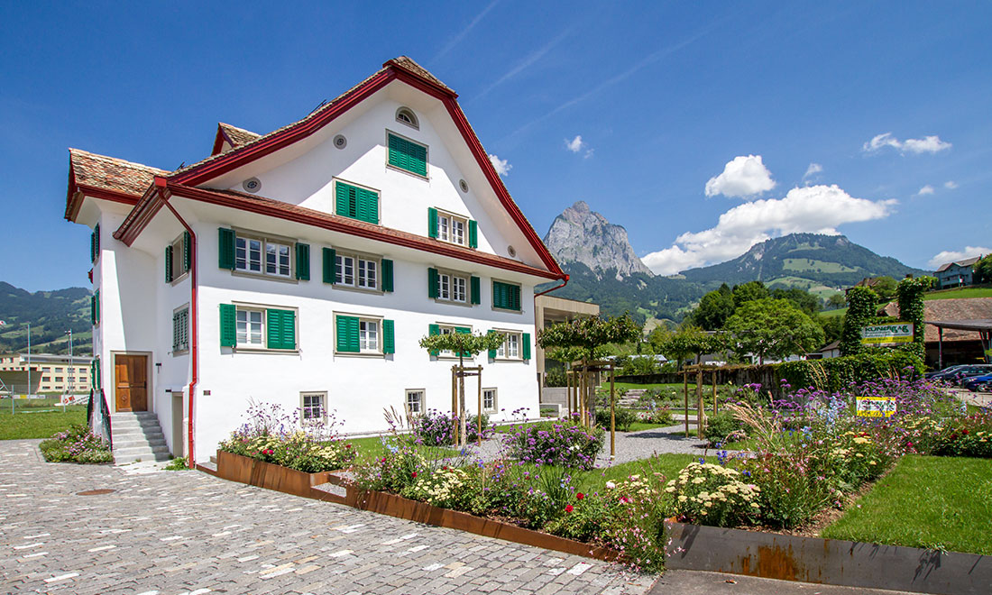 referenz-objekt-truetsch-fenster-ag-ibach-schwyz-rotgand-1